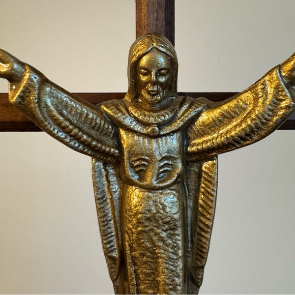 Risen Christ 10" Wood w/Brass Inlay Wall Crucifix - Picture 4 of 13